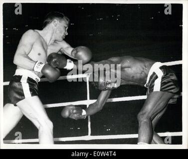 Apr. 18, 1961 - World Light-Weight titolo di lotta tra Dave Charnley G.B e Joe Brown U.S.A. La foto mostra: Joe Brown anatre l Foto Stock