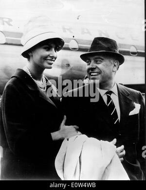 Attrice Sophia Loren e Carlo Ponti in arrivo a Parigi per un film festival Foto Stock