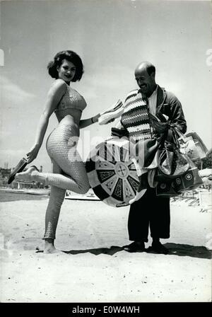 04 maggio 1961 - Il Festival del Cinema di Cannes ha aperto le sue porte ufficialmente la scorsa notte con una festa di gala durante la quale Otto Preminger filmato dell ''Esodo" è stato presentato. Immagine: 18 anno-vecchio Silvia Sorente, stella di ''Play Boys'' che verrà mostrato al di fuori del festival, fotografata sulla Croisette boardwalk con un mercante arabo. Foto Stock