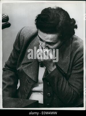 Maggio 05, 1961 - ha strisciato fuori della fossa comune.: ''chi avrò prima'', ha chiesto la S.S. uomo della sig.ra Rivka Yosilevska, che ha tenuto il suo bambino in braccio. ''Ho sentito il colpo e sentita mia figlia urlare e poi ho sentito un altro colpo. '' Mi è caduto, ma ero vivo''. Ella ha strisciato fuori della fossa comune - e tre giorni più tardi è stato salvato da un contadino. La sig.ra Yosilevska, è visto qui pianto come ha raccontato la sua storia al processo di Adolf Eichmann in Gerusalemme. Foto Stock