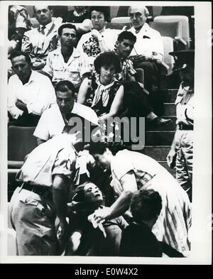 05 maggio 1961 - Versione di prova di Adolf Eichmann continua a Gerusalemme.: La versione di prova di Adolf Eichmann - ex leader nazista - accusato di assassinio di milioni di ebrei in tempo di guerra ai campi di concentramento - continua a Gerusalemme. La foto mostra una donna sviene ai Eichmann in prova - come spaventosa documenti e leggere e presentate alla Corte. Gli spettatori sono detto di essere eccessivamente auto-controllato - nonostante il fatto che quasi ogni uno di loro ha perso i loro familiari - nei campi di concentramento della Germania e di altre parti d'Europa. Foto Stock