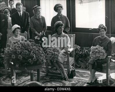 05 maggio 1961 - Presidente e signora Kennedy sulla visita di Stato a Parigi. La foto mostra seduto nella reception hall di Orly Airfield, da sinistra a destra: la sig.ra Bouvier, moglie del presidente e MMe de Gaulle, in piedi dietro di loro la sig.ra Gavin, moglie dell'Ambasciatore americano a Parigi e MME Alphand, moglie dell'ambasciatore francese a Washington. Foto Stock