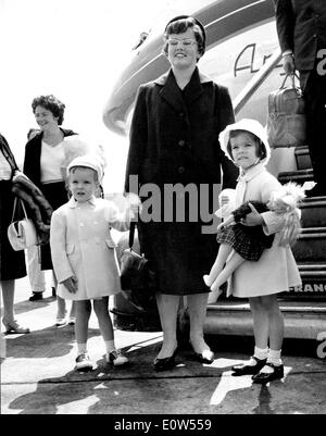 Il principe Alberto e la Principessa Caroline che arrivano a Londra con loro un infermiere Foto Stock