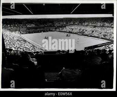 Giugno 28, 1961 - Wimbledon Tennis Championships - Terzo giorno: foto mostra la vista generale del centro corte durante il match tra Ann Haydon, Gran Bretagna, (far end) e Miss C. Mercelis, del Belgio. Miss Haydon ha vinto 6-2, 6-1. Foto Stock
