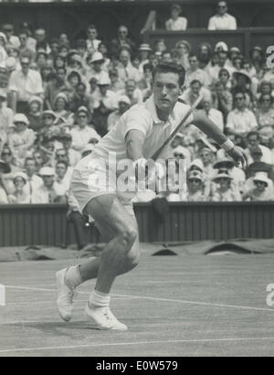 Jun 30, 1961 - Londra, Inghilterra, Regno Unito - MIKE SANGSTER nel giocare contro Abe Segal al campionato di tennis a Wimbledon. Foto Stock