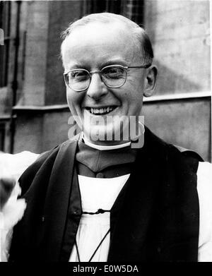 Jul 05, 1961 - Londra, Inghilterra, Regno Unito - File (foto) Dr. DONALD COGGAN (Frederick Donald Coggan, Baron Coggan) era la 101st arcivescovo di Canterbury 1974-80, e arcivescovo di York 1961-74. Nella foto: DONALD COGGAN dopo che egli è stato confermato come arcivescovo di York. Foto Stock