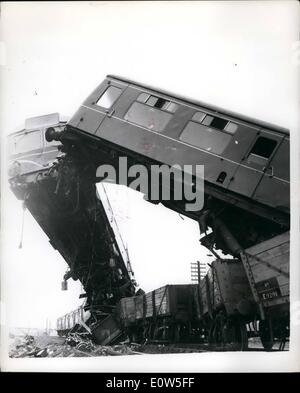 Lug. 07, 1961 - sei morti e 120 feriti in treno Crash: Sei persone sono state uccise e 120 feriti ieri quando un express si è schiantato e ''leap-frogged'' su un fermo a Blackpool. La foto mostra il crash scena. Foto Stock