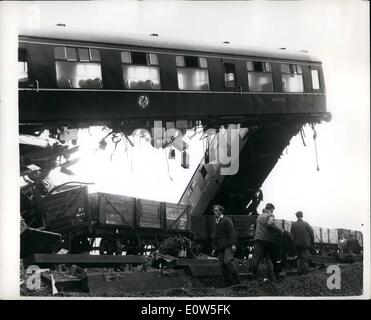 Lug. 07, 1961 - sei morti e 120 feriti in treno Crash: Sei persone sono state uccise e 120 feriti ieri quando una vacanza express si è schiantato e ''leapfrogged'' su un treno fermo a Blackpool. La foto mostra il crash scena. Foto Stock