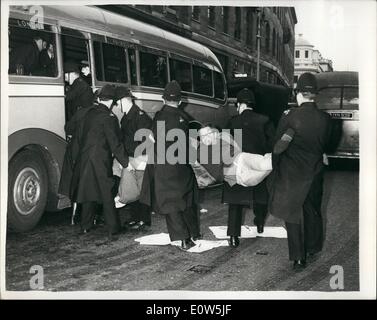 Sett. 09, 1961 - Anti-bomba dimostranti arrestati come stadio essi sit-in di protesta a Londra: centinaia di ban-la-bomba manifestanti sono stati arrestati in Trafalgar Square questo pomeriggio in quanto essi hanno organizzato un sit-in di protesta contro il governo nucleare e la politica di difesa. La riunione era stata bandita dalla Home Segretario e 4.000 poliziotti erano a portata di mano per controllare la dimostrazione. La foto mostra un paio di manifestanti essendo carted in attesa di bus da parte di forze di polizia. Bus speciale sono state noleggiate per aumentare le forze di polizia dei furgoni. Foto Stock