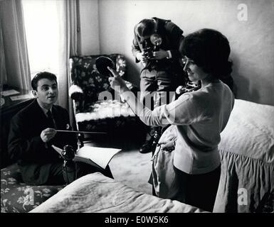 Sett. 09, 1961 - I medici come la musica. Brillante conduttore francese Robert Bronstein, 25, arrivato a Londra ieri con il suo pianoforte e sua sorella Helene, 22. Robert è qui per condurre la London Philharmonic Orchestra durante l'Hastings festival musicale di domani. Entrambi i fratelli e la sorella hanno un'altra professione, sono entrambi i medici a Parigi e hanno preso il tempo fuori dal loro ospedali per venire in Inghilterra. La foto mostra: Helene detiene un fotografo la torcia elettrica ieri mentre suo fratello Robert ha la sua immagine scattata. Foto Stock