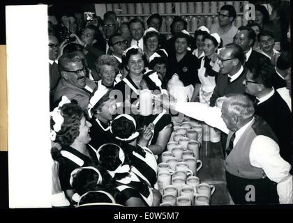 Sett. 09, 1961 - Monaco di Baviera Oktoberfest 1961 nuovamente aperto: esattamente a ore 12 di oggi (23 settembre 1961) l'Oktoberfest Monaco di Baviera che è il più grande divertimento-fiera in tutto il mondo, è stato aperto nuovamente dall'ex sindaco di Monaco di Baviera, Thomas Wimmer (Thomas Wimmer). 15000 beer-mug e 150 le cameriere erano pronti per i clienti nella grande Schottenhamel-tenda (Schottenhamel). Mostra fotografica di Thomas Wimmer dando il primo boccale di birra con al famoso comico televisivo Willy Millowitsch (Willy Millowitsch). Su Wimmer è di destra presente sindaco di Monaco di Baviera, il dottor Hans-Jochen Vogel (Vogel) Foto Stock