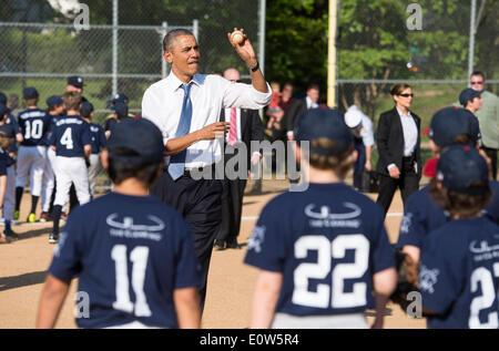 Washington DC, Stati Uniti d'America. Il 19 maggio 2014. Il Presidente degli Stati Uniti Barack Obama lancia un baseball come egli visita un po' di gioco della lega all'Amicizia Park di Washington il 19 maggio 2014. Credito: Kevin Dietsch/Piscina via CNP /dpa - NESSUN SERVIZIO DI FILO-/Alamy Live News Foto Stock