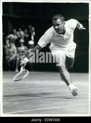 Lug. 07, 1961 - I campionati di tennis a Wimbledon - Settimo Giorno: mostra fotografica di C.R. McKinley (USA) precipita per fare un buon ritorno mentre nel giocare contro R. Wilson (G.B. Foto Stock