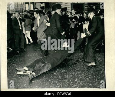 Sett. 09, 1961 - Anti-bomba dimostrazione in Trafalgar Square si accende nonostante il divieto della polizia: centinaia di ban-bomba manifestanti sono stati arrestati dalla polizia in Trafalgar Square questo pomeriggio in quanto il comitato di 100 della Campagna per il disarmo nucleare in scena la sua più grande dimostrazione - quella che era stata bandita dalla polizia. È stato stimato che più di diecimila persone bloccata la piazza e si sedette in segno di protesta contro il governo della politica di difesa. La foto mostra la polizia tenendo lontano uno dei sit-in di manifestanti - che, appeso limp, trascina i suoi piedi. Foto Stock