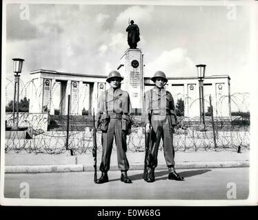 Agosto 08, 1961 - le truppe britanniche di stare in guardia prima guerra sovietica memorial a Berlino Ovest.: La guerra sovietica Memorial a Berlino Ovest è custodito dalle truppe inglesi come è la paura che i manifestanti possono tentare di danneggiare il monumento. La foto mostra le truppe britanniche in guardia prima della guerra sovietica Memorial a Berlino Ovest, settore britannico. Foto Stock