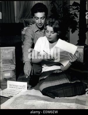 Sett. 26, 1961 - Sposa vivranno in una tenda per cinque anni; Penny di pino e la sua fidanzata, 24 anni, Pietro Raffaello, parlare di casa vivranno in per il pugno di cinque anni di matrimonio una tenda saranno passo in molti del mondo luoghi più selvaggi. Per Penny, che è 21 e ex-racing driver Pietro, che sposano mercoledì prossimo, permetterà di trascorrere questi cinque anni su un 150.000 miglio tour, cercando di fame e di bisognosi si recherà in un auto specialmente attrezzati e distribuire forniture mediche e centinaia di tempo del cibo. Mostra fotografica di Pietro e Penny a discutere i loro piani a Londra ieri. Foto Stock