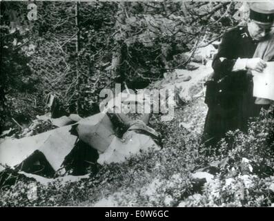 Ottobre 10, 1961 - 34 morire come piano vacanze hits Pyreness picco: 31 passeggeri e 3 membri di equipaggio sono stati uccisi quando un Dakota su un volo charter da Gatwick si è schiantato in Pyrness ieri. Tutti i passeggeri sono stati sul loro modo di vacanze sulla Costa Brava. La foto mostra il relitto del piano. In primo piano un Gerndarme esaminando i diversi oggetti trovati tra le macerie. Foto Stock