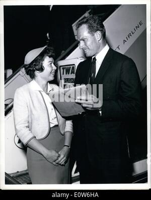 Ottobre 10, 1961 - New York International Airport... Attore Charlton Heston è mostrato dando il suo autografo di hostess di volo Pat Selz Come era arrivato via TWA Superjet da Los Angeles. Egli è in rotta a Roma per compiere un nuovo filmato per Paramount e si attende per trascorrere quattro settimane vi. Il sig. Heston sarà presto comparire in ''El Cid' Foto Stock