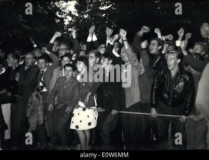 Agosto 08, 1961 - crisi di Berlino: come noto, i confini tra Berlino Ovest e Berlino Est sono state completamente chiuso da Oriente dalle autorità tedesche, su agosto 13th. La foto mostra West-Berliners dimostrando al confine contro questa nuova restrizione, lasciando i loro pugni parla un linguaggio inconfondibile. Foto Stock