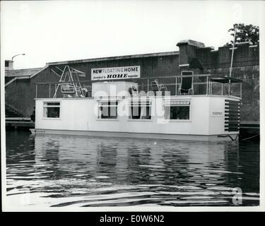 Agosto 08, 1961 - Nuovo floating " home " sul display: una nuova e più ampia casa galleggiante è stato illustrato oggi a Hampton Court, nei pressi di Londra. con un 32-piede di Hull, esso fornisce un salcon, camera da letto matrimoniale, cucina e bagno. Tutte arredate in costo è 1.900. Costruito da case galleggianti Ltd. sarà aperto al pubblico per sei giorni ciascuno presso i nostri posti barca sul Tamigi. La foto mostra la casa galleggiante a Hampton Court oggi. Foto Stock