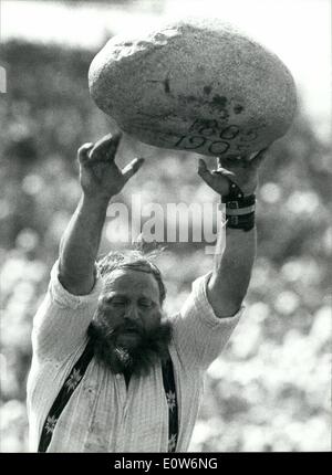 Agosto 08, 1961 - Zurigo lanci di pietre Contest, concorrenti h un 83 1/2 chilo stone Foto Stock