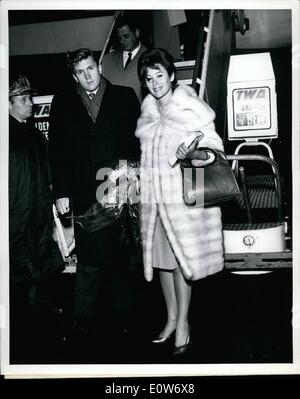 Ottobre 10, 1961 - New York International Airport, Ottobre 22, 1961. Lance Reventlow, figlio di Woolworth ereditiera Barbara Hutton, è mostrato con il suo filmato starlet moglie Jill San Giovanni in arrivo tramite TWA Superjet da Los Angeles, per una vacanza in oriente. Foto Stock