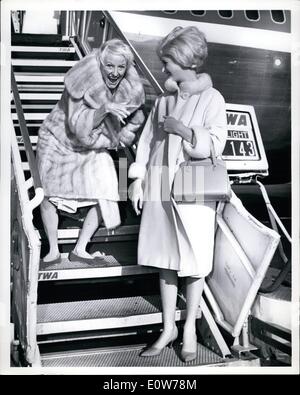 Ottobre 10, 1961 - Taglio come di consueto, comedienne Phyllis Diller e figlia Sally, sono mostrati un imbarco TWA SuperJet per Chicago dove Phyllis ha tre settimane di impegno in corrispondenza di ''Mr. Kelly's.'' quando si ritorna a New York nel mese di novembre, Phyllis ha una data di ''Jack pera'' Show. Foto Stock