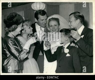 Ottobre 10, 1961 - Giulietta mulini attore sposa Giulietta mulini, 19, questo pomeriggio ha sposato l'attore americano Russel Alquist , 25, in Santa Maria Maddalena la chiesa, cowden, Kent. foto mostra la famiglia mills la tostatura la coppia alla reception. Da sinistra a destra - Maria Hayley bell Mills, Hayley Mills, lo sposo e la sposa, Jonathan mills e John Mills. Foto Stock