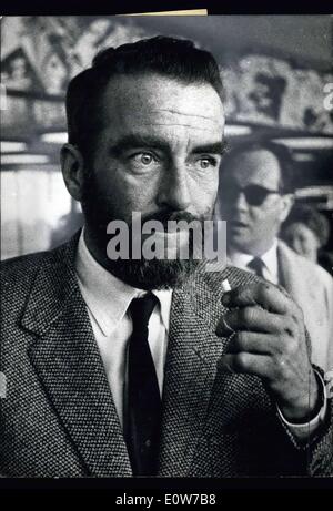 Ottobre 15, 1961 - Sigmund Freud di filo spinato Montgomery Cliff; arrivati a Vienna, dove avrà inizio ad ottobre del XVI outdoor spire del film che racconta la storia della vita del famoso medico Sigmund Freud, il padre della psicoanalisi Montgomery Clift svolge la sua parte di dottore Freud in un originale barb. Foto Stock
