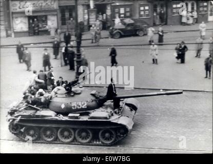 Ottobre 17, 1961 - La rivoluzione in Ungheria 1956: Nel mese di ottobre 23rd, vi sarà il quinto anniversario del giorno quando gli ungheresi si ribellò contro il regime comunista. Terribili scontri a Budapest e in altre parti del paese, infinite le vie dei rifugiati e tutte le frights di una guerra civile - che è stato in Ungheria in quei giorni. Carri armati sovietici buttato giù la rivoluzione. La figura mostra i serbatoi, occupata dai civili ungherese,guida attraverso le strade di Budapest durante i primi giorni della rivoluzione. Foto Stock