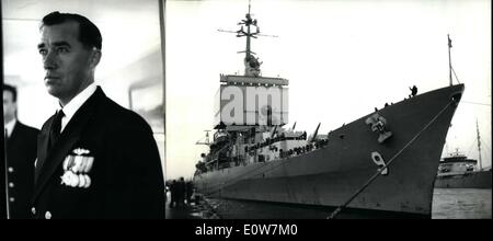 Gen 01, 1962 - primo atomo di noi cruiser arrivati in Bremerhaven on Maiden Voyage: prima di noi Atomcruiser ''Long Beach" è venuto a Bremerhaven sul suo viaggio inaugurale per cinque giorni. Con i suoi 14000 t ''Long Beach" è la prima superficie warship atomo con motore e allo stesso tempo una delle più moderne navi da guerra degli Stati Uniti d'America. È anche la più costosa nave al mondo: 1 miliardi di marchi tedeschi. Invece di un'insolita batterie di cannoni l'Atomo Cruiser porta razzi. ''Keystone Foto " Foto mostra ''long beach'' appena arrivati a Bremerhaven e il capitano Eugene F. Wilkinson. Foto Stock
