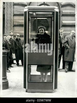 Gen 01, 1962 - UN NUOVO TELEFONO DEISIGN chiosco un nuovo design del telefono GPO chiosco è stato mostrato a Londra presso il Royal Exchange - questa mattina quando è stato inspeoted da Miss MERVYN PIKE, MP, Assistente Generale postmaster. La foto mostra: Miss PIKE nel nuovo chiosco deeign oggi. Foto Stock