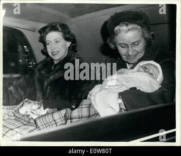 Gen 01, 1962 - La Principessa Margaret e il Conte di Snowdon ritorno a Londra: la principessa Margaret accompagnata dal marito, il conte di Snowdon, tornato a Londra da Sandringham dove essi della Regina e di altri membri della famiglia reale. più tardi questa settimana la principessa e suo marito lascerà per una vacanza di sole in Indie ad ovest. Mostra fotografica. La principessa Margaret e suo figlio il visconte Linley, detenute nei bracci della sua bambinaia come hanno lasciato la stazione di Liverpool Street in auto di oggi. Foto Stock