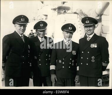 Nov. 11, 1961 - Germania Navi della Marina Militare sulla visita a Chatham.: Tre Z Cacciatorpediniere classe se il primo cacciatorpediniere dello squadrone tedesco federale Navy - Arrivato a Chatham Dockyard - questa mattina con un complemento di 800 ufficiali e marinai a bordo. Durante il soggiorno i membri dell equipaggio si recherà in visita a Londra e in altri luoghi di interesse - e prenderà parte a una serie di marina eventi sportivi. La foto mostra i capitani delle tre navi - con i senior officer - a Chatham questa mattina. Essi sono L-R :- Comm. Dr Otto Ites; Comandante Gerd Sdhreider; capitano H Foto Stock