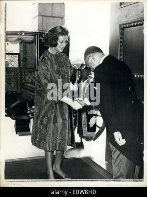 Nov. 18, 1961 - la Principessa Alexandra in Giappone: la Principessa Alexandra questa settimana ha avuto un pubblico con l'Imperatore del Giappone presso il Palazzo metterebbe a rischio in Tokyo. La foto mostra la Principessa Alexandra di arrivare al Palazzo Imperiale nello stato allenatore che era stata inviata per l'imperatore. Foto Stock