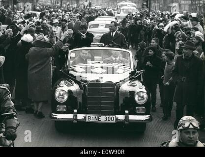 Febbraio 02, 1962 - Robert F. Kennedy a Berlino Ovest: Oggi il fratello del presidente americano, Procuratore Generale Robert F. Kennedy, venuto a Berlino Ovest per una due giorni di visita. Nelle strade è stato salutato sostanziosa dalla gente di Berlino. La foto mostra all'aperto auto a sinistra Robert F. Kennedy e a destra il sindaco direttivo Willy Brandt. Foto Stock