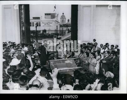 Febbraio 02, 1962 - Il Duca di Edimburgo sulla visita in America Latina.: Prince Philip riconosce le acclamazioni del grande folla - quando ha lasciato il palazzo dopo invitando il Presidente Prado - durante la sua visita a Lima, Perù. Foto Stock