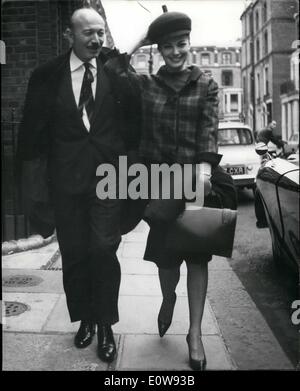 Febbraio 02, 1962 - Pier Angeli di sposarsi a Londra. L'attrice Pier Angeli è di sposare il jazz italiano il compositore e direttore Armando Trovajoli, di 45 anni, a Londra. La foto mostra: il giovane passeggiate a Londra oggi. Foto Stock