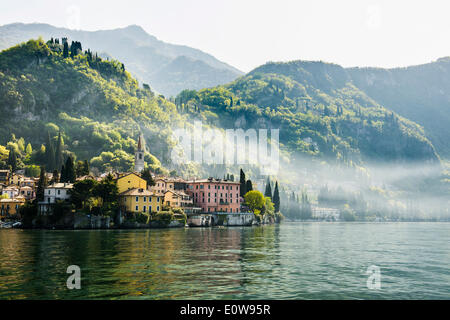 Villaggio sul lago, Varenna, Lago di Como, il Lago di Como e provincia di Lecco, Lombardia, Italia Foto Stock