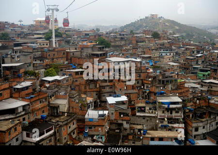 Complexo do Alemao favela, una funivia collega più built-up hills, Rio de Janeiro, Brasile Foto Stock