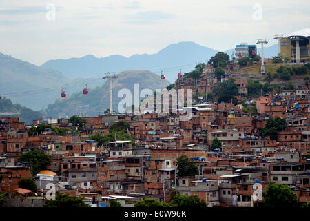 Complexo do Alemao favela, una funivia collega più built-up hills, Rio de Janeiro, Brasile Foto Stock