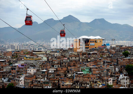 Complexo do Alemao favela, una funivia collega più built-up hills, Rio de Janeiro, Brasile Foto Stock