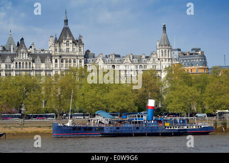 HMS Presidente sul Fiume Tamigi a Victoria Embankment, Londra, Inghilterra, saluto unito Foto Stock