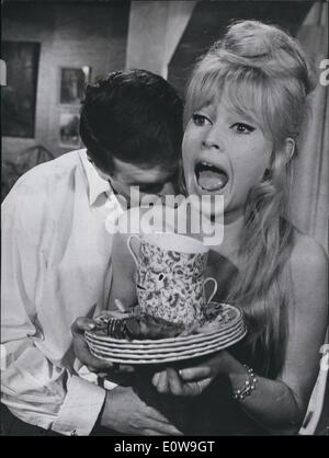 Apr. 04, 1962 - Le ultime scene parigine del filmato ''un guerriero di pace,'' basato su Christiane Rochefort del romanzo, che stelle Brigitte Bardot, sono state finite e tutto il team è andato a Firenze dove la seconda parte del filmato sarà girato. Incidenti assortiti Foto Stock