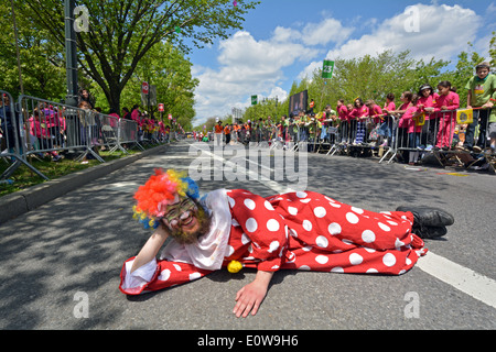 Religiosa ebraica vestito come un clown presso il Lag B'Omer parade di Crown Heights, Brooklyn, New York Foto Stock