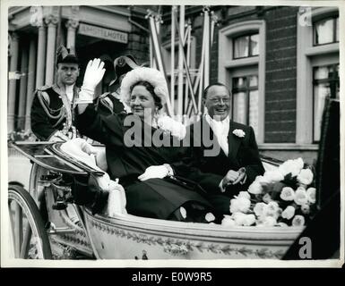 Apr. 04, 1962 - Argento sposi in viaggio da includersi in Amsterdam: Regina Juliana dei Paesi Bassi e del principe Bernhard che festeggiano il loro anniversario delle nozze d'argento, questo pomeriggio ha fatto un viaggio da Royal Barge giù il fiume Amstel di Amsterdam. La foto mostra la regina Juliana e Prince Bernhard membro attraverso Amsterdam prima del viaggio in chiatta. Foto Stock