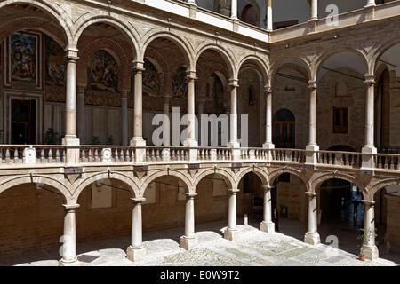 Corte arcade nel Palazzo dei Normanni, la sede del Parlamento Siciliano, Palermo, Sicilia, Italia Foto Stock