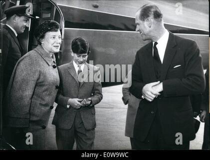 Apr. 04, 1962 - Il principe Filippo e il Principe Carlo in Germania: Il principe Filippo e il Principe ereditario Carlo d'Inghilterra arrivarono sull aeroporto di Francoforte oggi a bordo di un aereo privato pilotato da Prince Philip. Faranno una visita di qualche giorno per il tedesco parenti del principe Filippo. Al loro arrivo a Francoforte, il principe Filippo e suo figlio sono stati accolti dalla principessa Margaret di Hesse (sinistra) Foto Stock