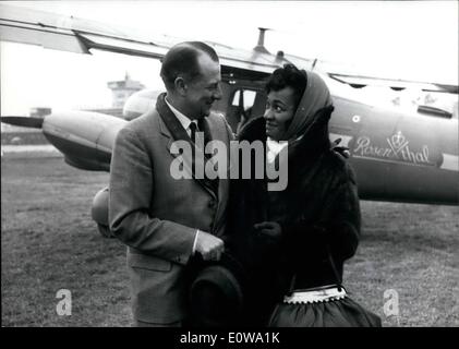 Mar 03, 1962 - Speciale per "piano per il concerto Star: il cantante Sopranist Annabelle Bernard (Annabelle Bernard) della Deutsche Oper di Berlino è stato prelevato con un ''Cina Clipper'' dall'aeroporto di Francoforte (principale) e portato a Rosenthal serata nel Porcellain cittadina di Selb (Selb) al confine tra oriente e occidente - Germania. Mostra immagine: Volo capitano Chamberlain (Chamberlain) ha accompagnato la cantante alla speciale' piano che portò alla frontiera dove è comparso al rosenthal ferma come stella di una grande serata di Gershwin. Foto Stock