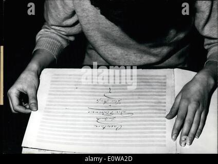 Mar 03, 1962 - ''Fledermaus" - script originale saranno messe all'asta: Lo script originale della famosa operetta ''Fledermaus" (bat) da Johann Strauss saranno devoluti a Monaco di Baviera il 17 maggio, 1962. Lo script apparteneva originariamente alla inheritants di Strauss e fu dato alla biblioteca dello Stato di Vienna durante la guerra. Dopo la guerra lo script è stato restituito al inheritants chi ora lo prese per la Germania. Esso è stimato per ottenere un prezzo compreso tra 100.000 e 150.000 DM come tutto lo script è nella scrittura di Strauss. La foto mostra la prima pagina dello script. Foto Stock